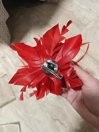 Tocado de plumas rojo