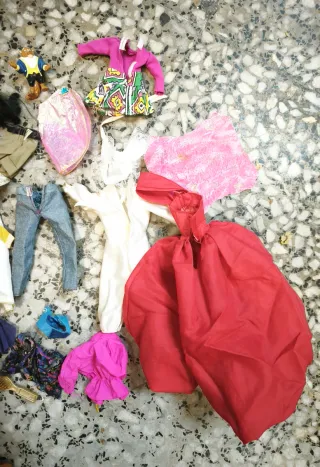 Lote 12 Barbies con Ropa