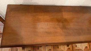 Mueble de madera con la máquina de coser