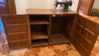 Mueble de madera con la máquina de coser