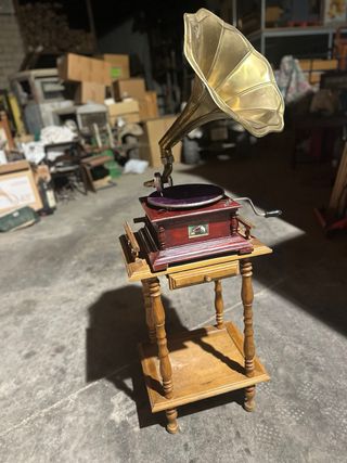 Gramófono, Gramola antigua con mueble