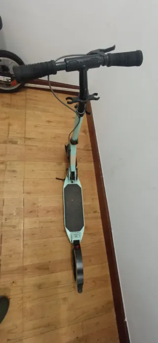 Patinete infantil color menta con freno en el mani