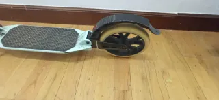 Patinete infantil color menta con freno en el mani