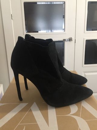 Botines de tacón fino en ante