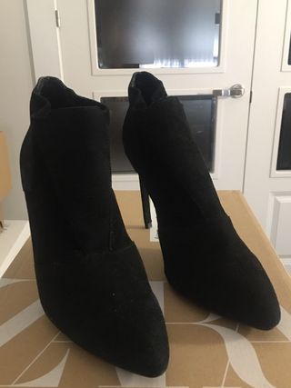 Botines de tacón fino en ante