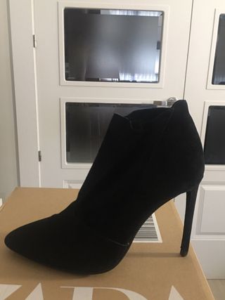 Botines de tacón fino en ante