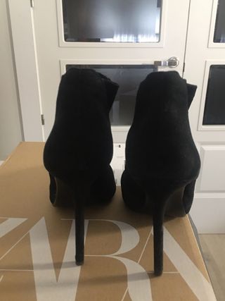 Botines de tacón fino en ante