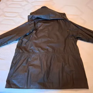 Chubasquero hombre marrón