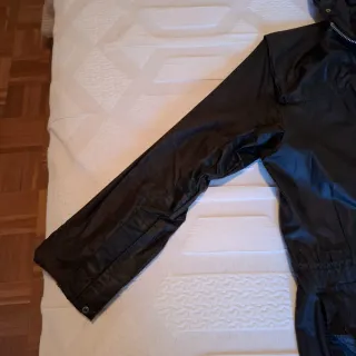 Chubasquero hombre marrón