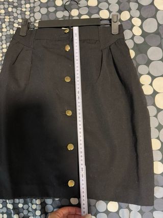 Gonna tubino nera con bottoni dorati