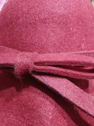 Sombrero de fieltro con lazo, granate.nuevo