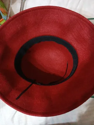 Sombrero de fieltro con lazo, granate.nuevo