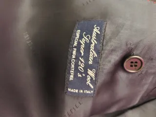 Traje azul marino con rayas.