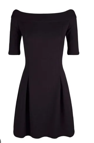 Vestido negro escotado manga 3/4