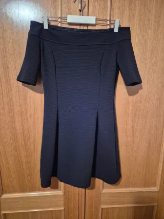 Vestido negro escotado manga 3/4