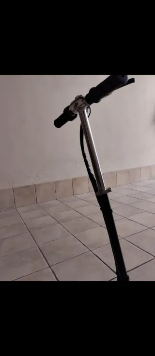 Pequeño patinete eléctrico