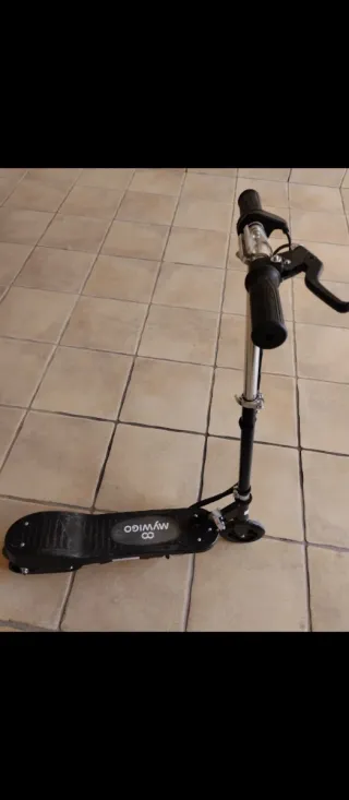 Pequeño patinete eléctrico