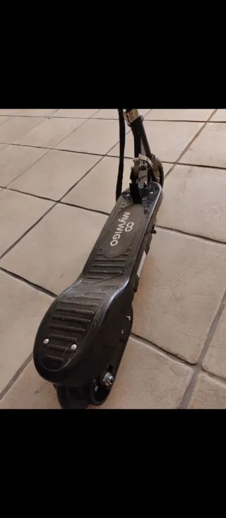 Pequeño patinete eléctrico