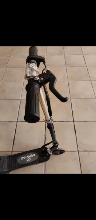 Pequeño patinete eléctrico