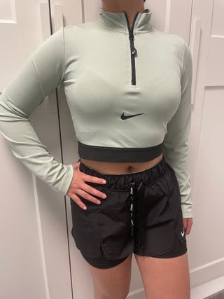 crop top manga larga de nike