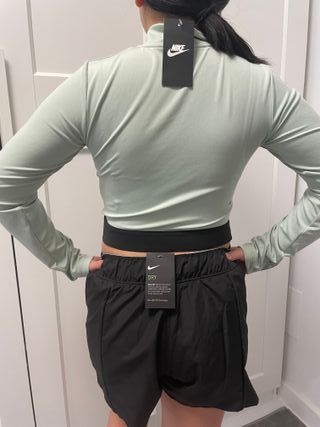 crop top manga larga de nike