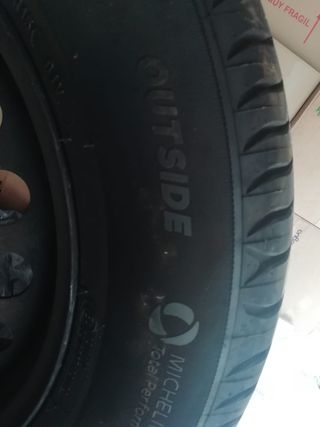 4 ruedas michelin con sus respectivas llantas