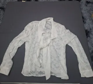 Blusa blanca con lazada