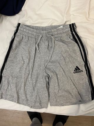 Pantalón corto Adidas gris