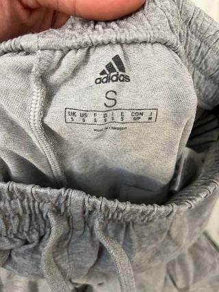 Pantalón corto Adidas gris