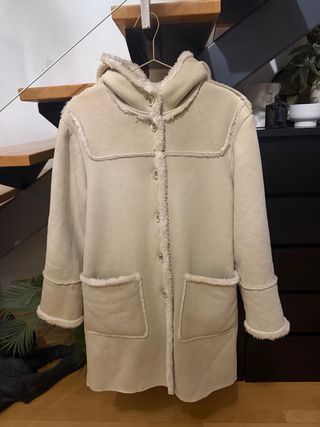 Abrigo beige con capucha y forro