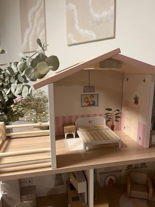 Casita de muñecas de madera