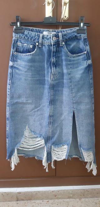 Falda vaquera midi. Nueva sin estrenar. De Bershka