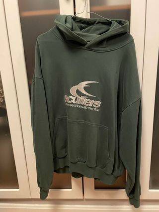 Sudadera con capucha y bolsillo delantero