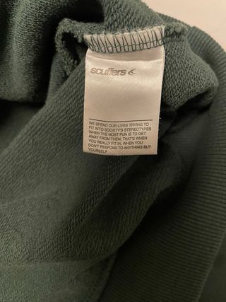 Sudadera con capucha y bolsillo delantero