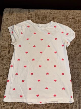 Camiseta blanca con corazones rojos