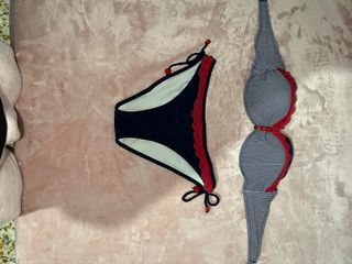 Bikini azul y rojo con rayas