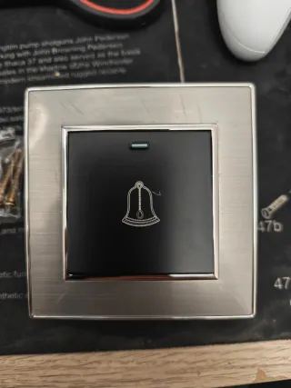 Timbre plateado con diseño de campana