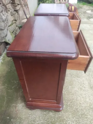 Mesitas de noche antiguas de madera