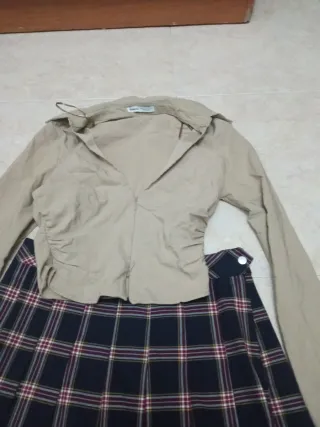 Conjunto falda y blusa beige y multicolor