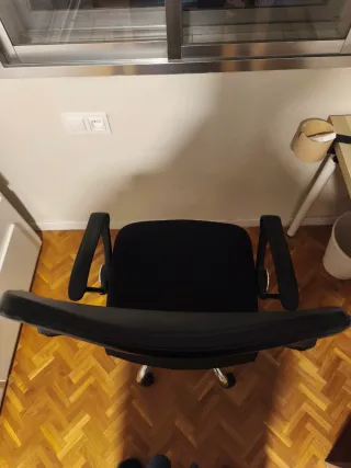 Silla de oficina ergonómica negra