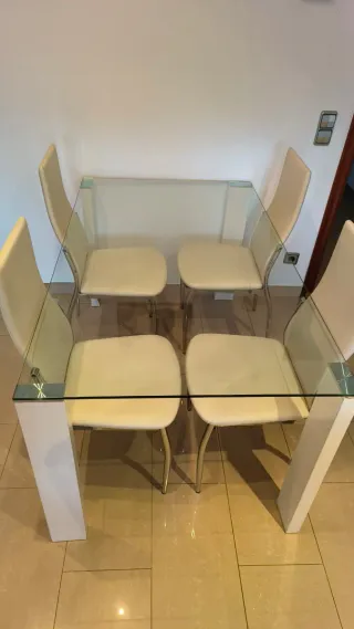 Mesa comedor cristal y 4 sillas de regalo