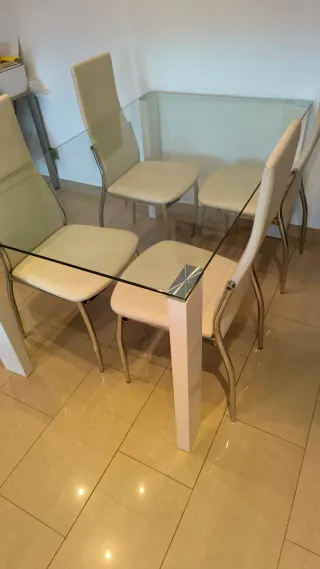 Mesa comedor cristal y 4 sillas de regalo