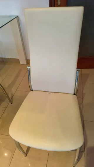 Mesa comedor cristal y 4 sillas de regalo