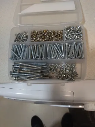 Caja de tornillos cabeza redonda 1,3 kg.