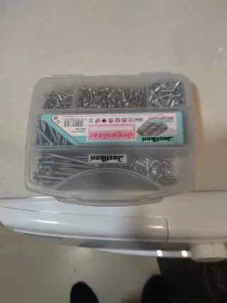 Caja de tornillos cabeza redonda 1,3 kg.