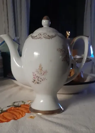 Teiera da collezione in ceramica bianca