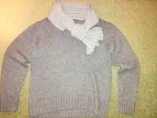 Jersey gris con bufanda integrada