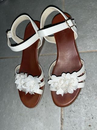 Sandalias blancas con flores