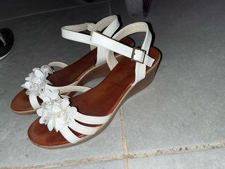 Sandalias blancas con flores