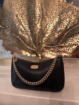 Bolso negro Michael Kors con cadena dorada